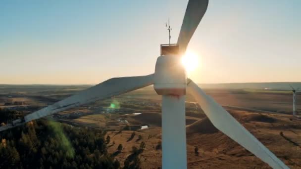 Wikkel generatoren werken op een zonsondergang achtergrond, close-up. — Stockvideo