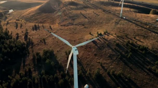 Eine Windkraftanlage aus Metall, Draufsicht. Windkraftkonzept. — Stockvideo