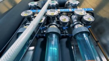 Birahane, endüstriyel borulara yakın çekim.