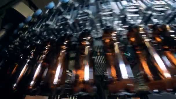 Machine d'usine remplissant des bouteilles en plastique. gros plan . — Video
