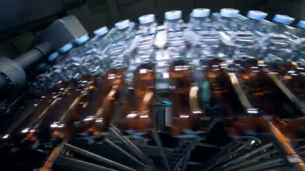 Frascos de plástico rotativos em uma máquina de enchimento, vista inferior . — Vídeo de Stock