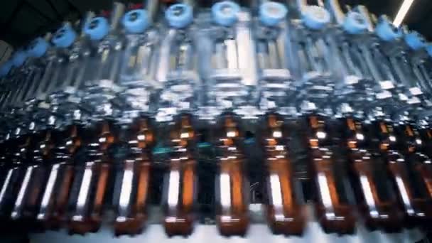 Füllen von Plastikflaschen in einer Brauerei, Nahaufnahme. — Stockvideo