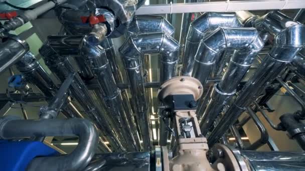 Gasdotti metallici in un birrificio, vista dal basso . — Video Stock