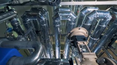 Çelik borular bir fabrikada, alttan görünüm.