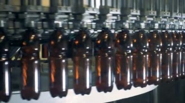 Şişe bira makinede hareket yakın çekim.