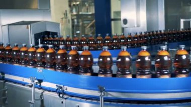 Bira konveyör hareketli bira şişeleri, yakın çekim.
