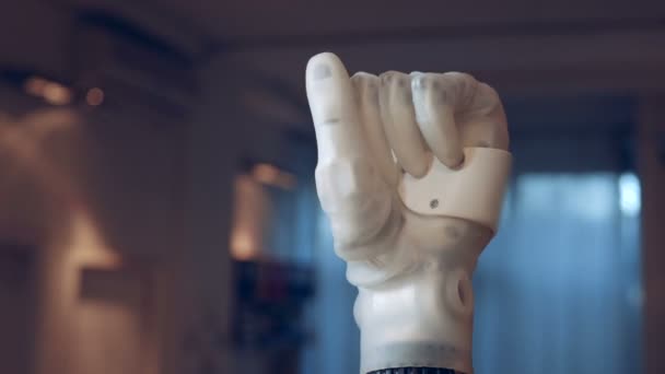 Futuristische prothese buigende vingers, close-up. — Stockvideo