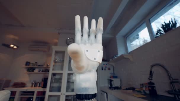 Moderne bionic hand werken, close-up. — Stockvideo