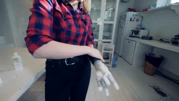 Una donna si mette la mano bionica, da vicino . — Video Stock