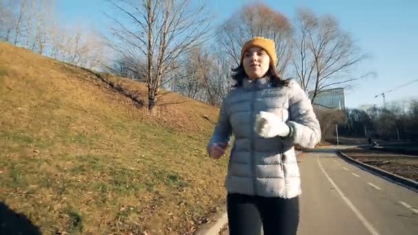 Una mujer con prótesis en la mano corriendo, de cerca . — Vídeo de stock