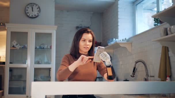 Gehandicapte Vrouw Maakt Gebruik Van Een Bionic Hand Houden Een — Stockvideo