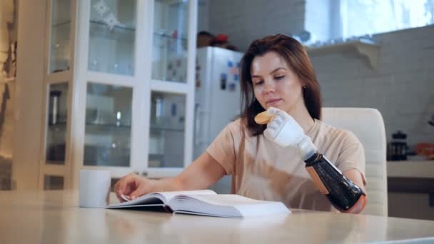 Disabled girl uses a bionic hand while eating, close up. — Stock Video