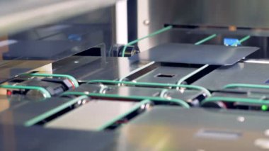 Güneş hücreleri yalındır konveyör bant bir modern Endüstri/sanayii donatımı içinde hareket yakın çekim.