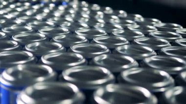 Yavaş yavaş bir gidin. Alüminyum kutular üzerinde üst üste bir konveyör taşıma.