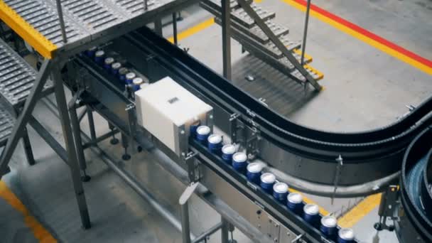 Aluminum cans moving on a conveyor in a row, top view. — Stock Video