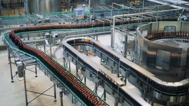 El equipo de la cervecería funciona en una planta de fábrica. 4K . — Vídeo de stock