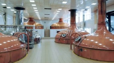 Bakır tanklarda bira salonu