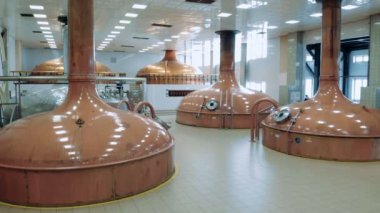 Eski moda bira rezervuarlar damıtım salonu