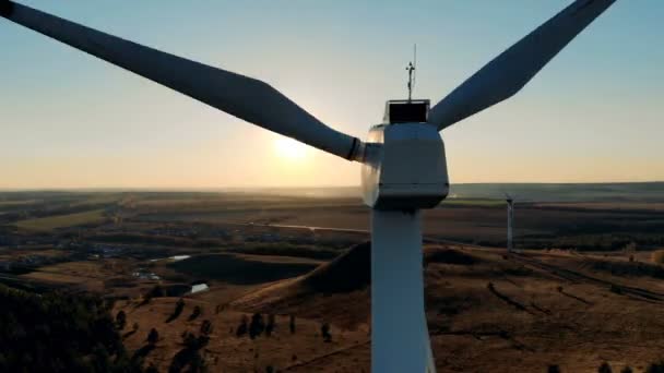 Een metalen windmolen op een zonsondergang achtergrond. Ecologische energieproductie. — Stockvideo