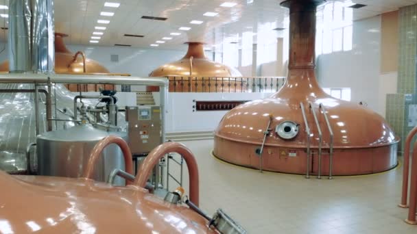 Пивоварне приміщення з пивоварінням мідних чайників — стокове відео