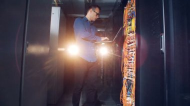 Kablolar işçi görünüyor.