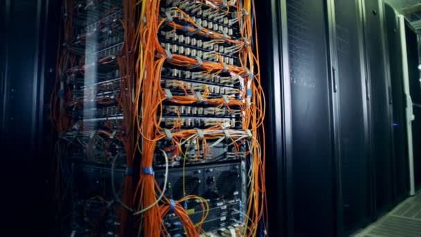 Een groot blok in een datacenter, close-up. — Stockvideo