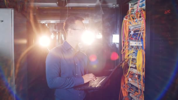 Tipos masculinos del programador en un ordenador portátil, comprobando los cordones, cerca . — Vídeo de stock