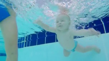 Suyun altında bir havuzda yüzme bir çocuk yakın çekim.