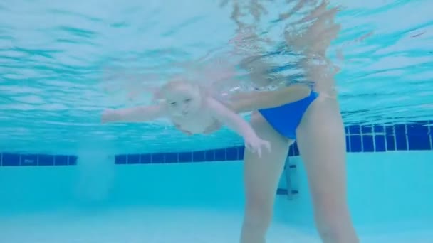 Lindo bebé tratando de nadar bajo el agua, de cerca . — Vídeos de Stock