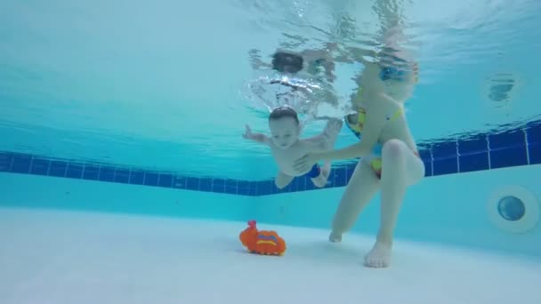 Niño Pequeño Mamá Entrenando Una Piscina Buceando — Vídeos de Stock