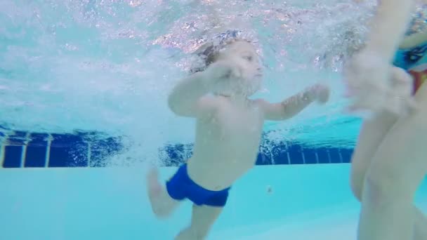 Bebé Nadando Una Piscina Mientras Entrena — Vídeos de Stock