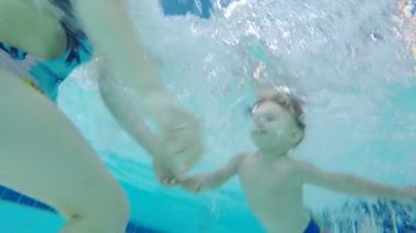Bir anne ve bir oğlu su altında bir havuz eğitim kapat.