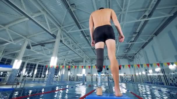 Disabled man ready for swimming, back view. — Stock Video