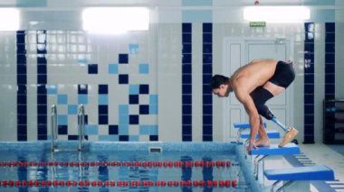 Engelli yüzücü bir eğitim havuzu yan görünüm atlar.