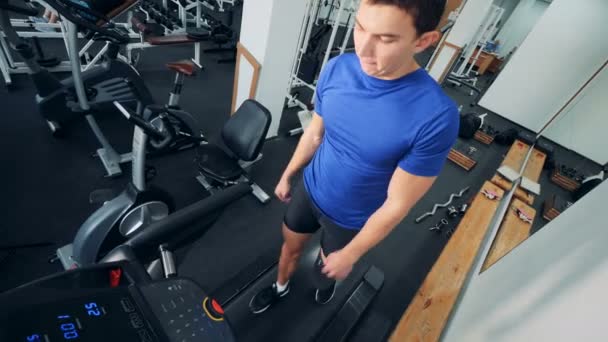 Deportista con una pierna protésica en una cinta de correr, de cerca . — Vídeo de stock