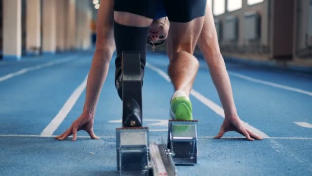 Un corridore con allenamento protesico delle gambe, vista posteriore . — Video Stock