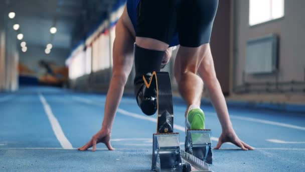 Um homem sprints, vestindo prótese perna, visão traseira . — Vídeo de Stock