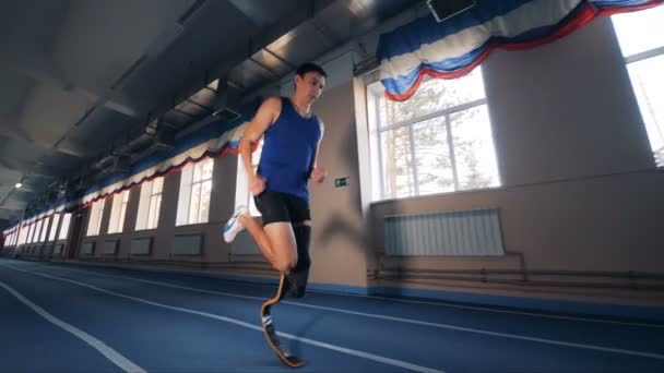 Sportsman jogging with a prosthetic leg, close up. — Stock Video