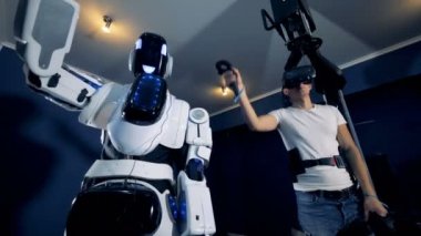 Bir adam denetimleri Vr kullanýlýyor robot, bir yakın çekim.