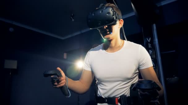 Joueur effrayé utilise des joysticks tout en jouant à des jeux VR, gros plan . — Video