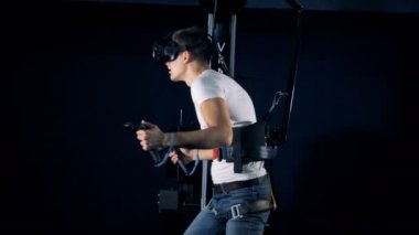 Yakın çekim, erkek oyun Vr ekipman bir odada kullanır..