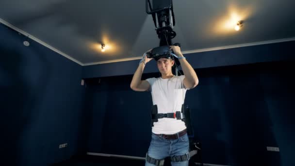 Jonge man spelen van spelletjes in Vr apparatuur, close-up. — Stockvideo