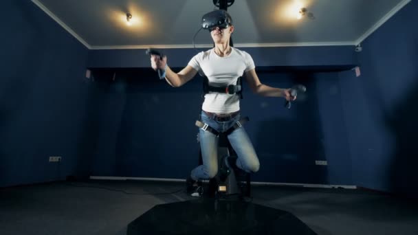 Pessoa jogando enquanto vestindo conjunto VR, close-up . — Vídeo de Stock