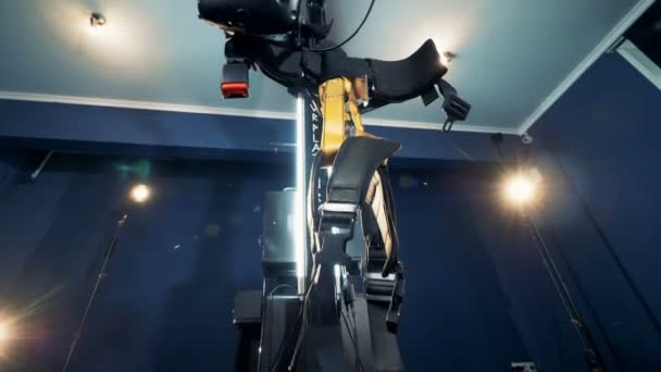 Una máquina negra para juegos de realidad virtual en una habitación especial, de cerca . — Vídeo de stock