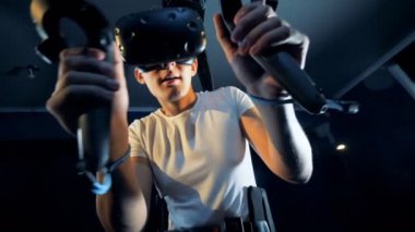 Vr oyun oynarken kişi gülümsüyor.