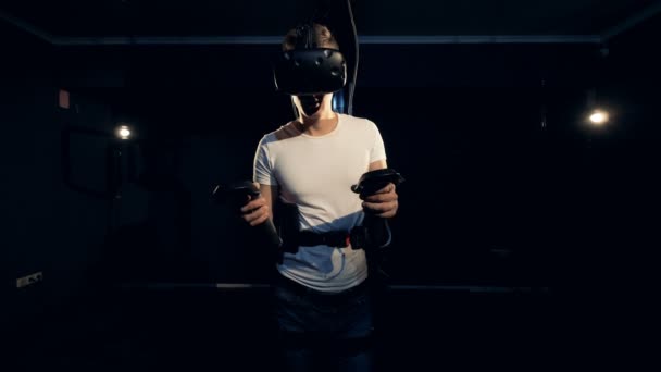 A person in VR glasses gets scared, close up. — Stock Video