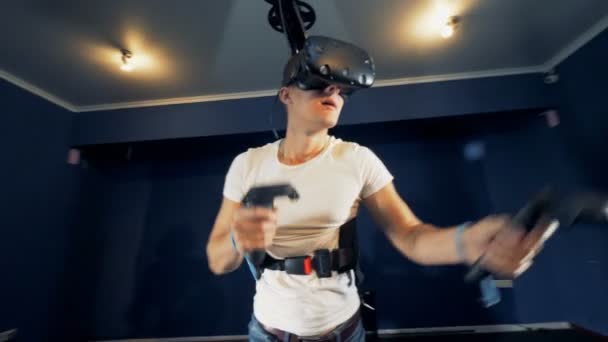L'homme se tient dans une pièce, portant un équipement VR, gros plan . — Video