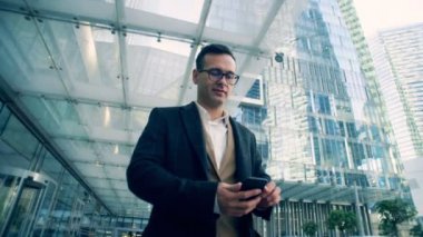 Gülümseyen adam türleri bir telefonu, alttan görünüm.