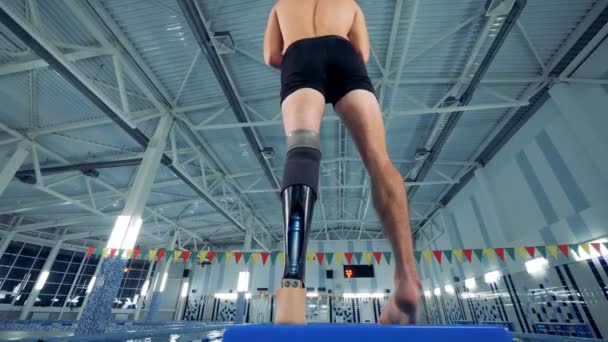 Ein Schwimmer mit Beinprothese, Ansicht von unten. — Stockvideo