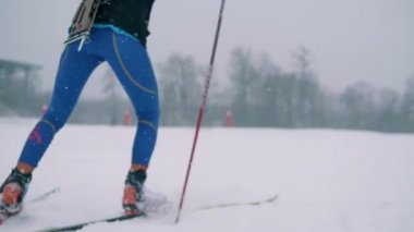 Karlı arazi ile kayak Bayan atlet. 4k